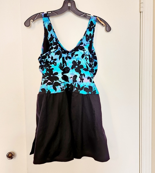 Swimsuit One Piece Size 1X (16W) - Picture 1 of 3